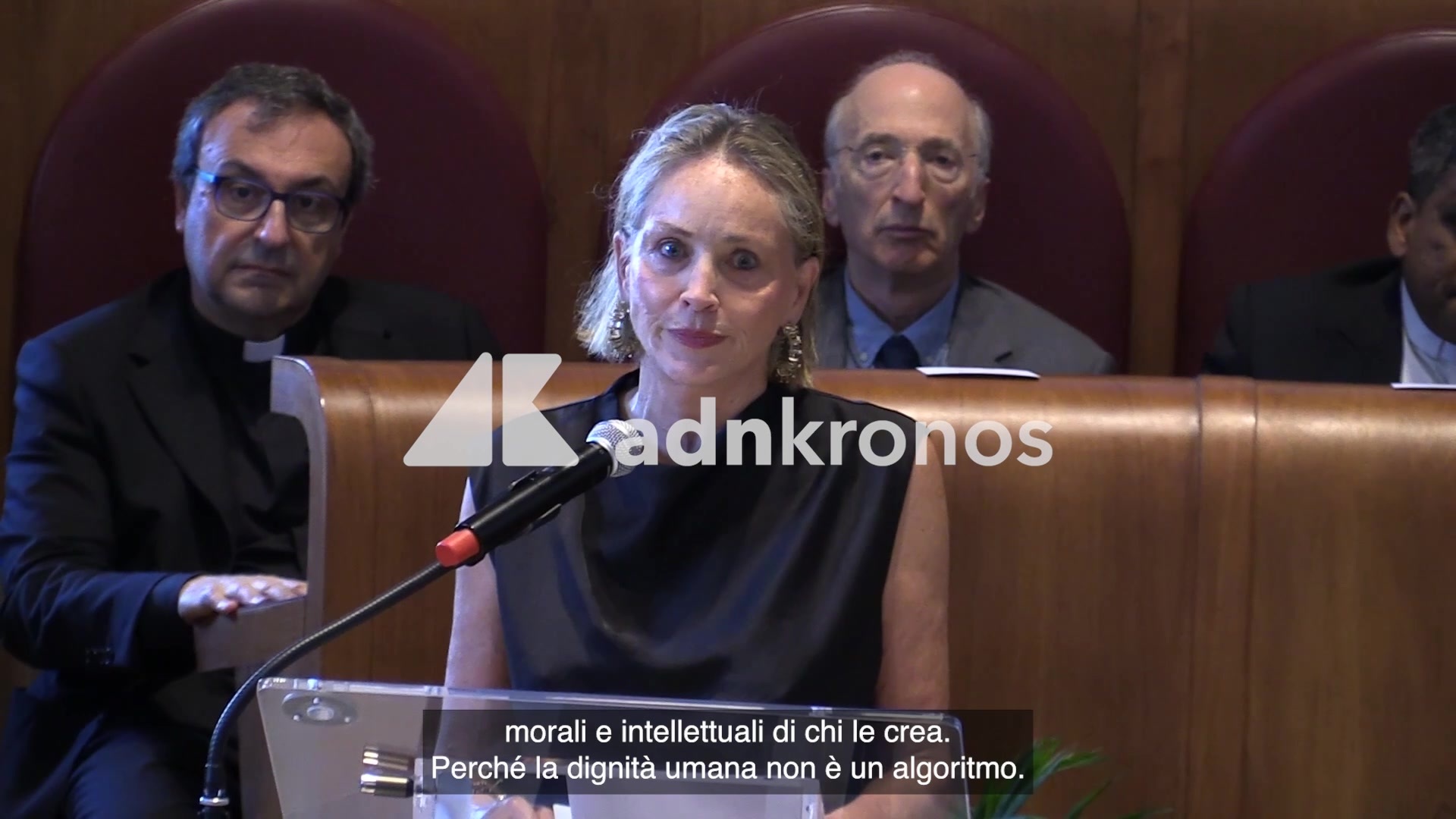 Sharon Stone si commuove all'assemblea sull'Ai a Roma: "Pace e bene"