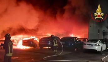 Roma, incendio in concessionaria Tesla: distrutte 17 auto Roma, incendio in concessionaria Tesla: distrutte 17 auto