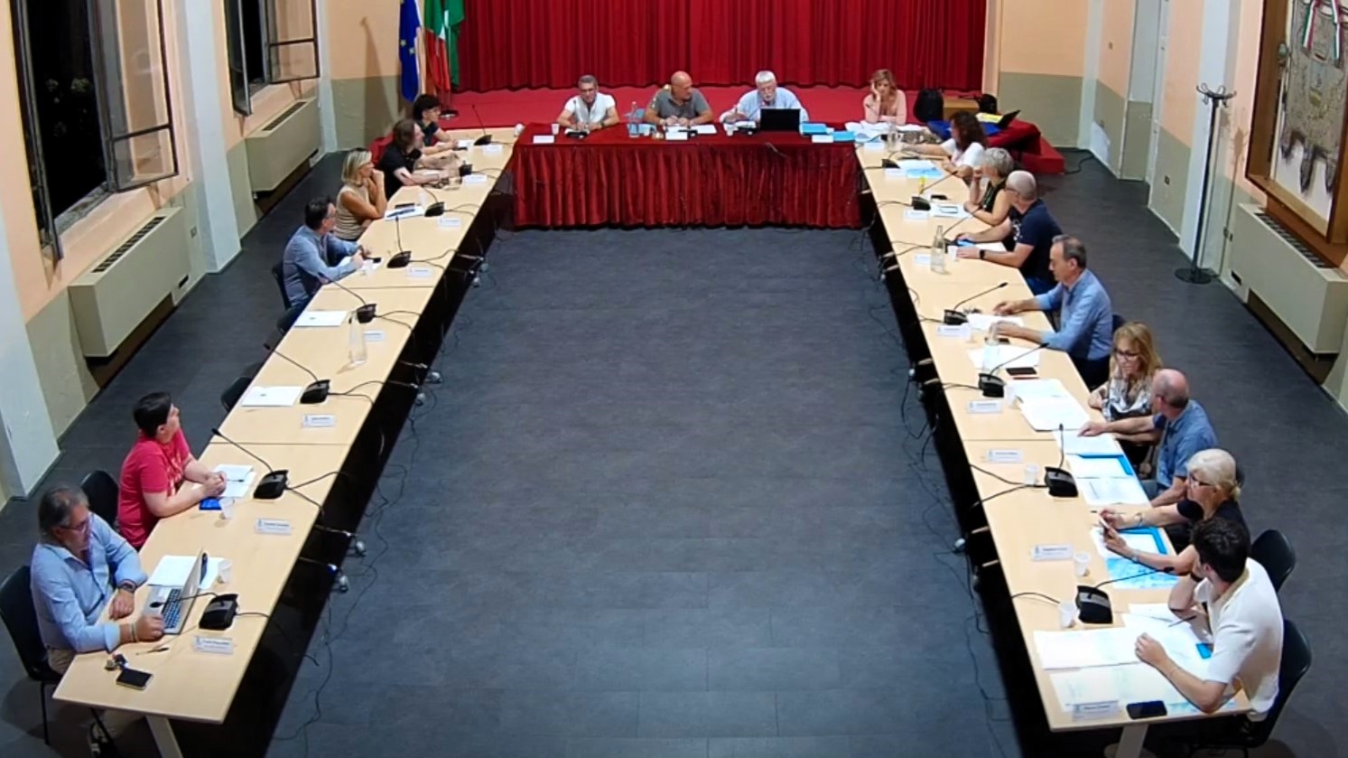 https://www.varesenoi.it/fileadmin/archivio/ilbustese/2025/07/consiglio_olgiate_22_07.jpg