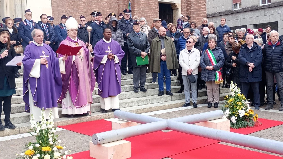 https://www.varesenoi.it/fileadmin/archivio/ilbustese/2025/11/don_Benedizione_croce_con_parroco_Castellanza.jpg