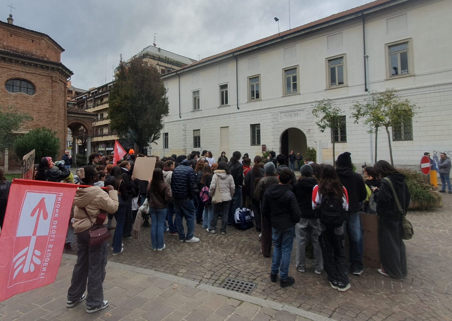 https://www.varesenoi.it/fileadmin/archivio/ilbustese/2025/11/manifestazione_studenti_0.jpg