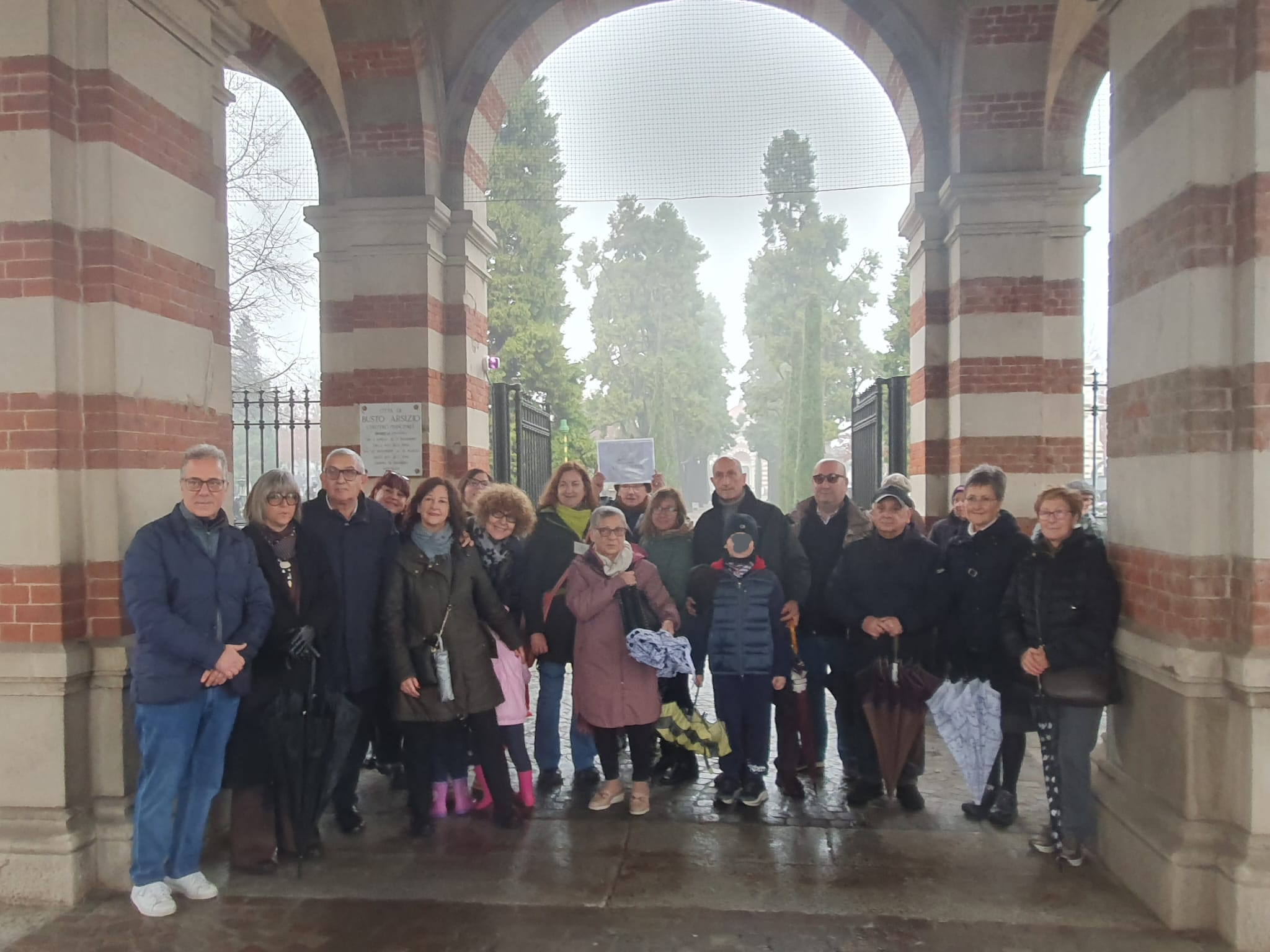 https://www.varesenoi.it/fileadmin/archivio/ilbustese/2025/11/tour_cimitero_busto_0.jpg