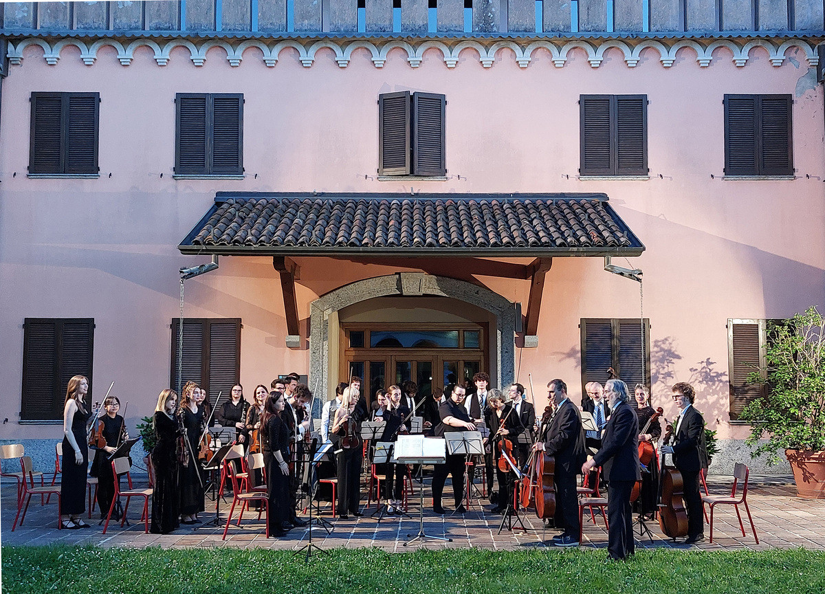 https://www.varesenoi.it/fileadmin/archivio/ilbustese/2026/03/Saronno_26-5-24_orchestra_in_piedi_primo_piano.jpg