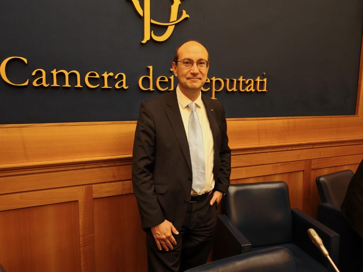 https://www.varesenoi.it/fileadmin/archivio/ilbustese/2026/04/conferenza_stampa_camera_1.jpeg