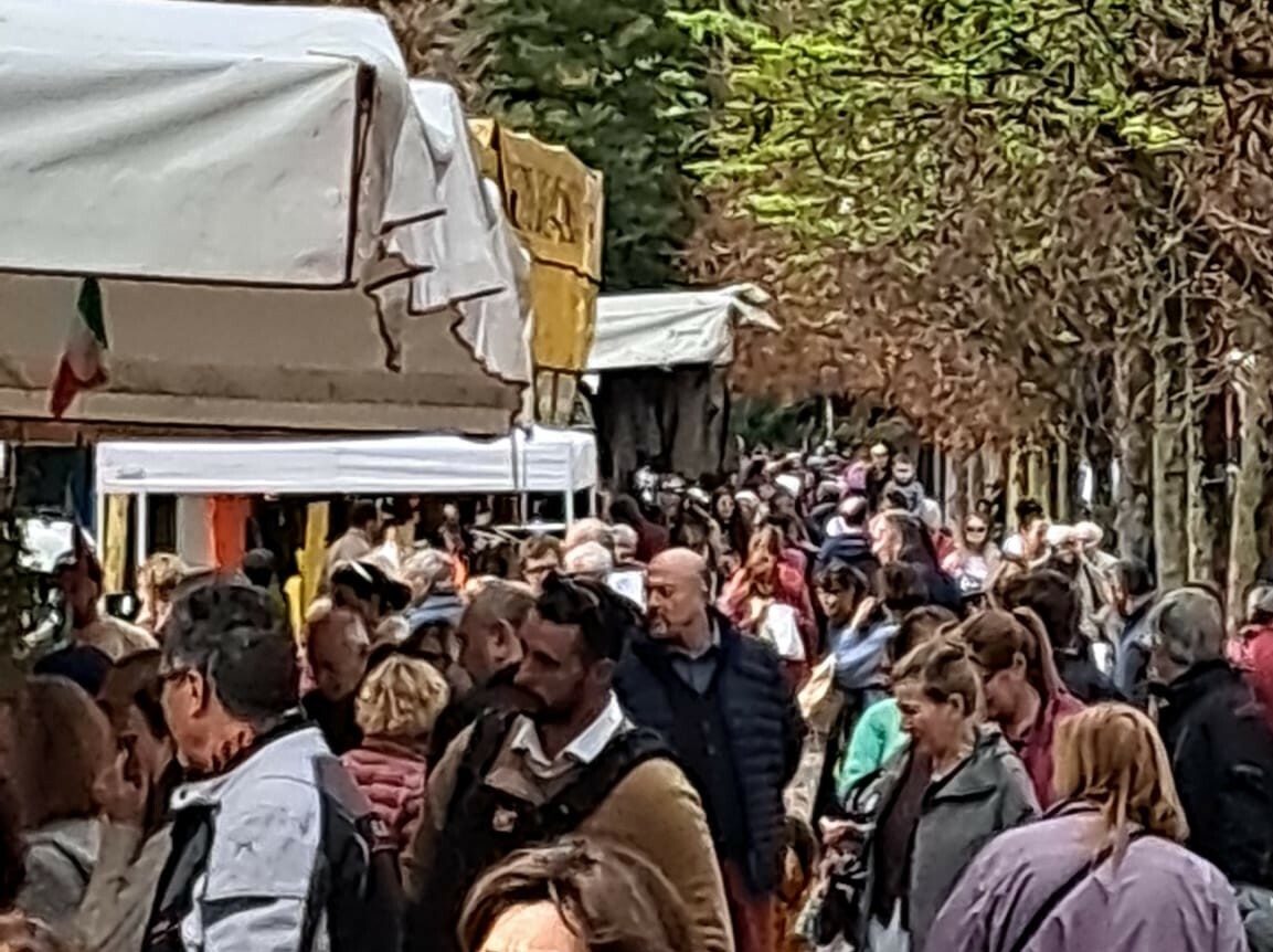 https://www.varesenoi.it/fileadmin/archivio/ilbustese/2026/05/Angera_mercato.jpeg