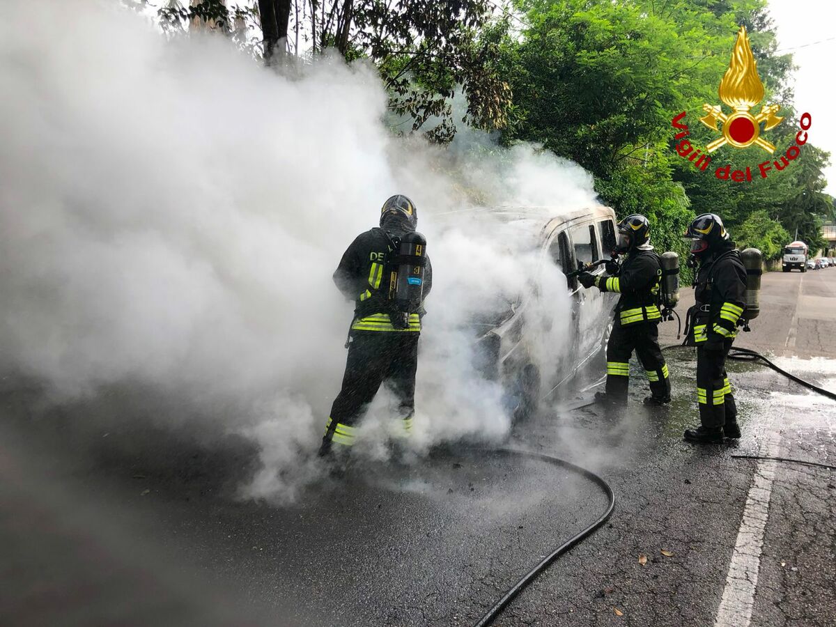 Auto in fiamme, paura in via Gasparotto