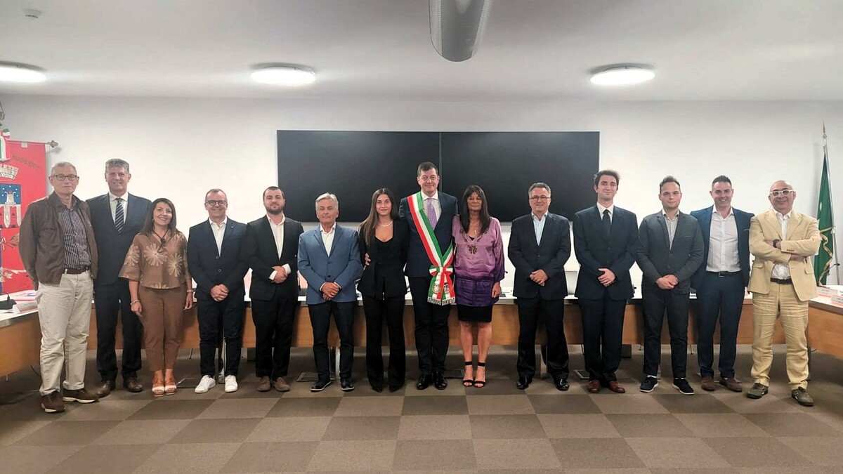 https://www.varesenoi.it/fileadmin/archivio/ilbustese/2026/06/consiglio_insediamento_zappamiglio_2026__3_.jpeg