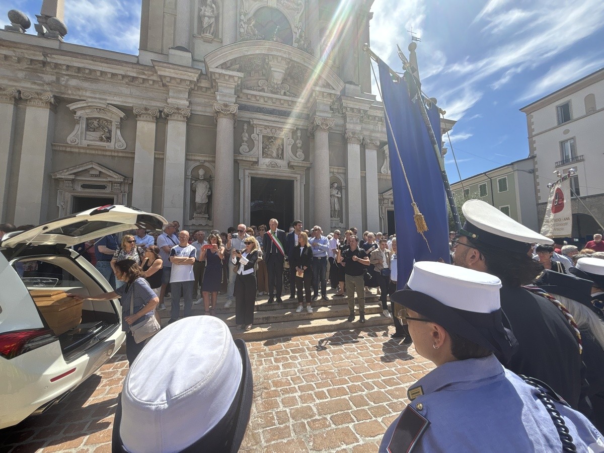 https://www.varesenoi.it/fileadmin/archivio/ilbustese/2026/06/livetti_funerali_IMG_2877.JPG