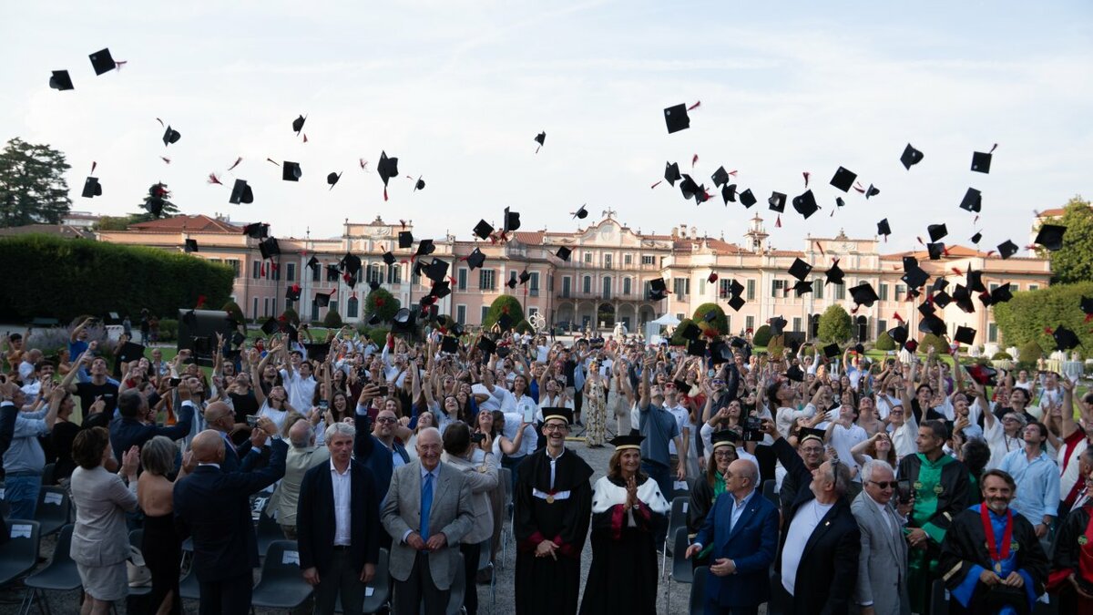 Università dell'Insubria: in trecento per il corteo nel centro di Varese e per il lancio del tocco ai Giardini Estensi