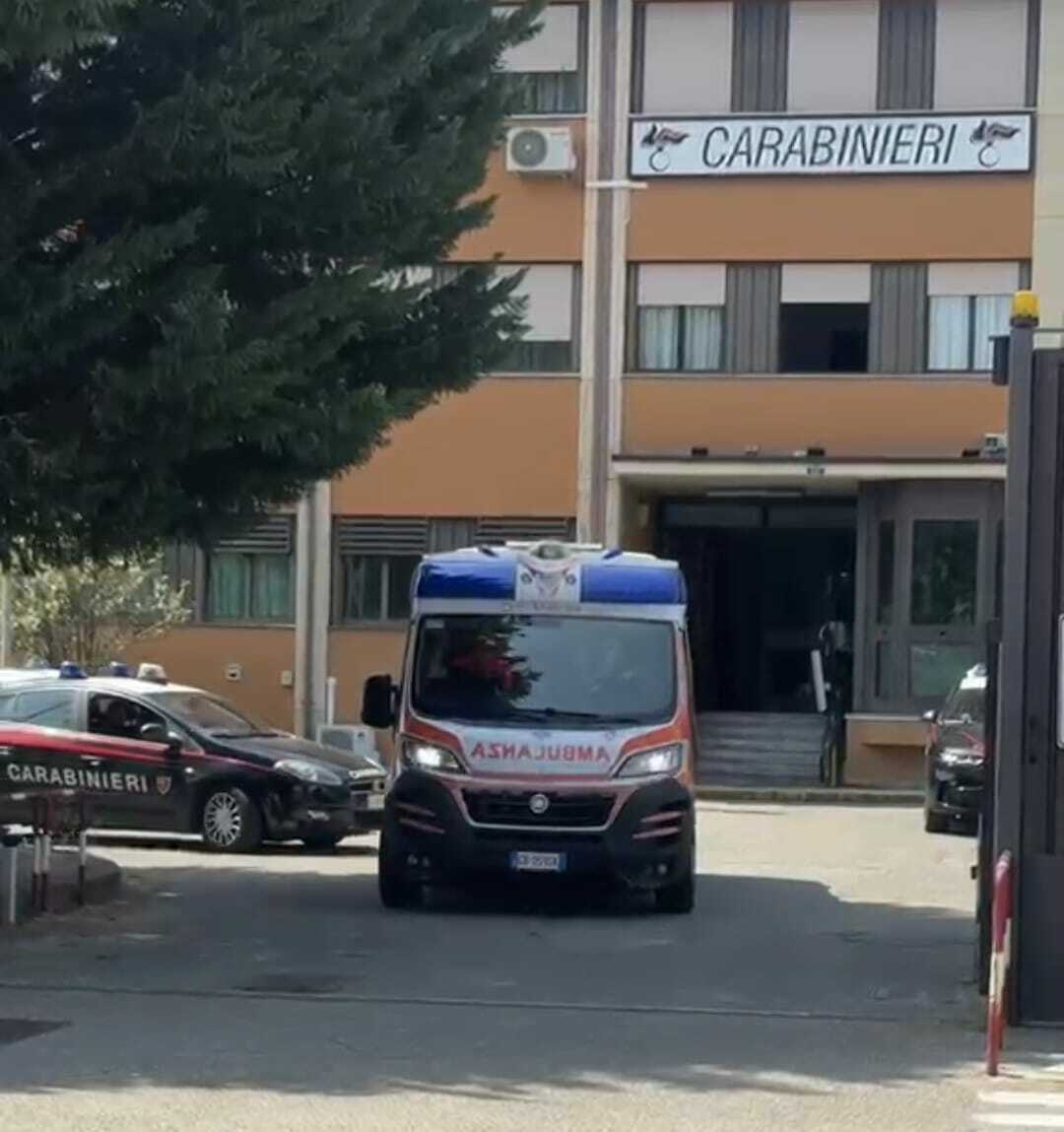 Varese, bloccata dai carabinieri e portata in ospedale la donna che ha tentato di sottrarre alcuni bambini in città