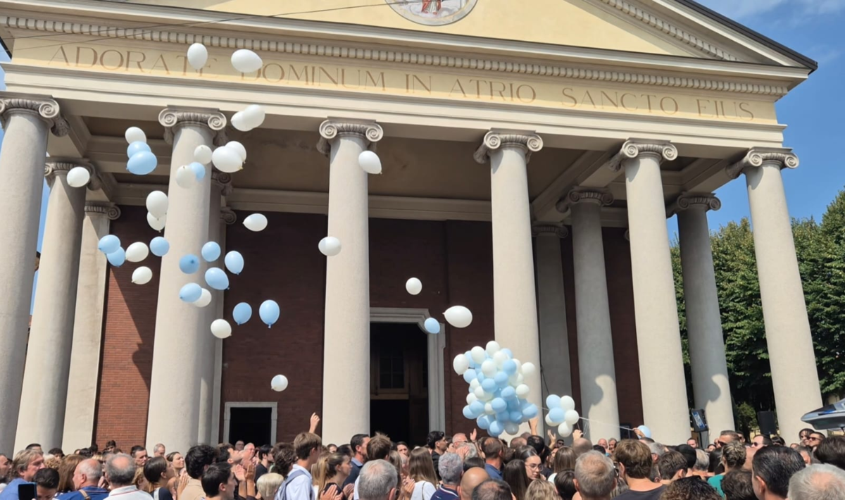 https://www.varesenoi.it/fileadmin/archivio/ilbustese/2026/08/funerale_simone_3.png