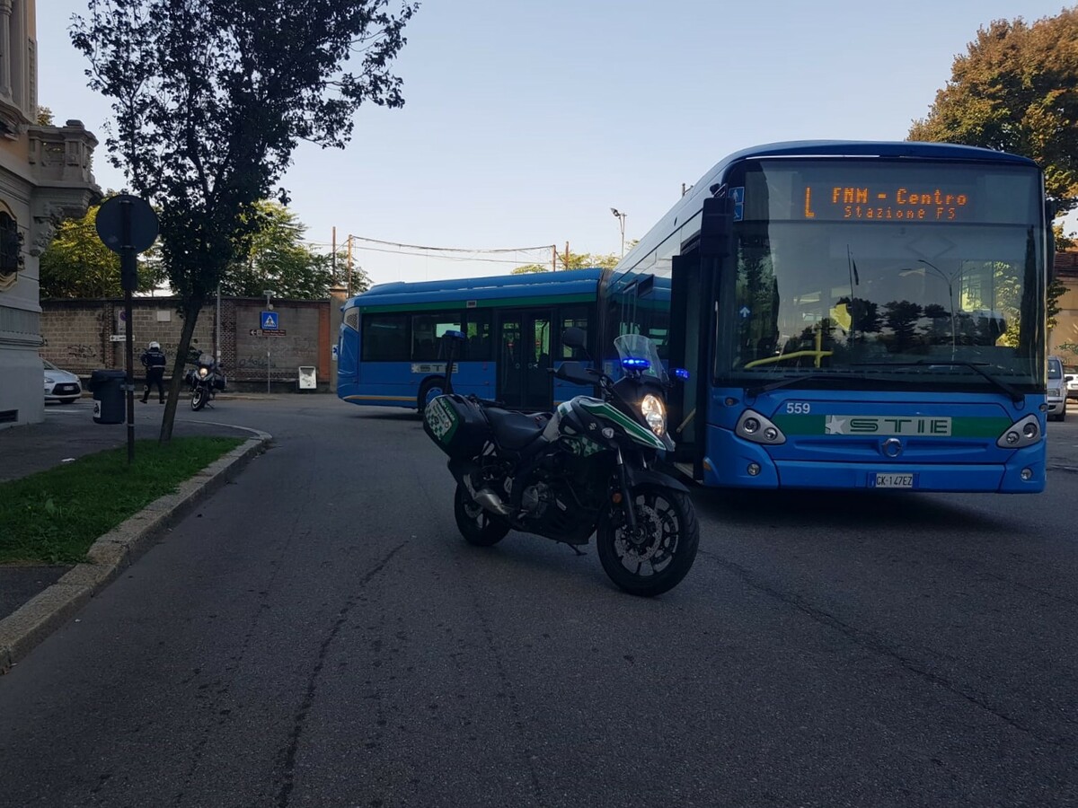 https://www.varesenoi.it/fileadmin/archivio/ilbustese/2026/10/Autobus_bloccato_stazione.jpeg