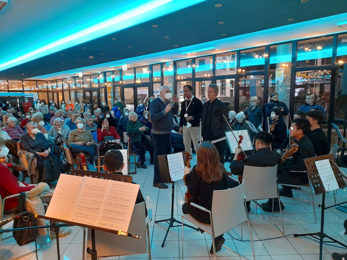 Emozionante scambio degli auguri all’istituto La Provvidenza – Varesenoi.it Emozionante scambio degli auguri all’istituto La Provvidenza – Varesenoi.it