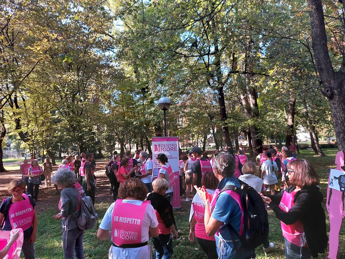 VIDEO E FOTO. Un centinaio di persone hanno attraversato la Valle per “rompere il silenzio” sulla violenza – Varesenoi.it VIDEO E FOTO. Un centinaio di persone hanno attraversato la Valle per “rompere il silenzio” sulla violenza – Varesenoi.it