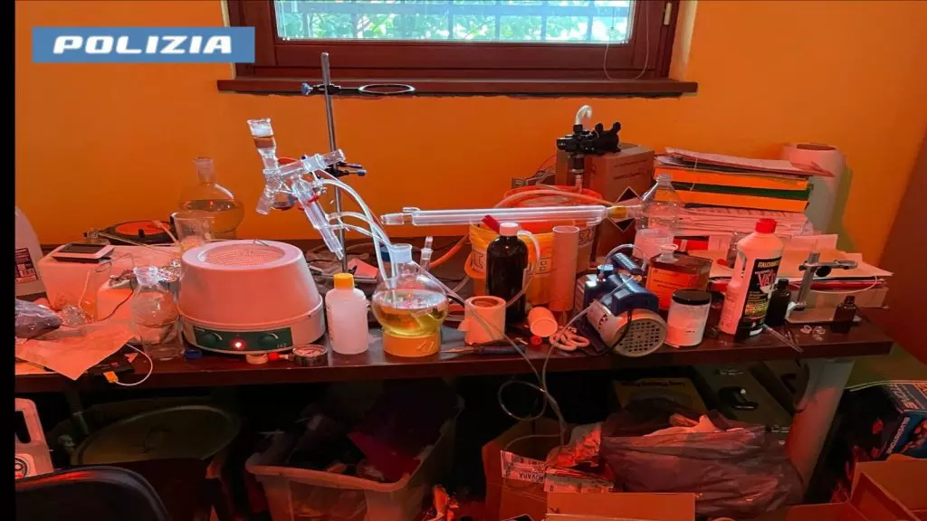 Grande laboratorio di metanfetamina in casa, arrestato studente a Novara Grande laboratorio di metanfetamina in casa, arrestato studente a Novara