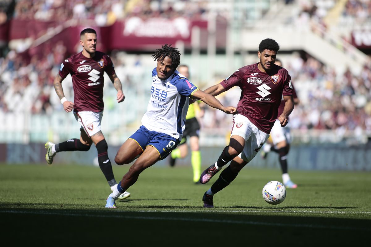 Torino-Verona 1-1: Adams sbaglia un rigore, poi Elmas risponde a Sarr Torino-Verona 1-1: Adams sbaglia un rigore, poi Elmas risponde a Sarr