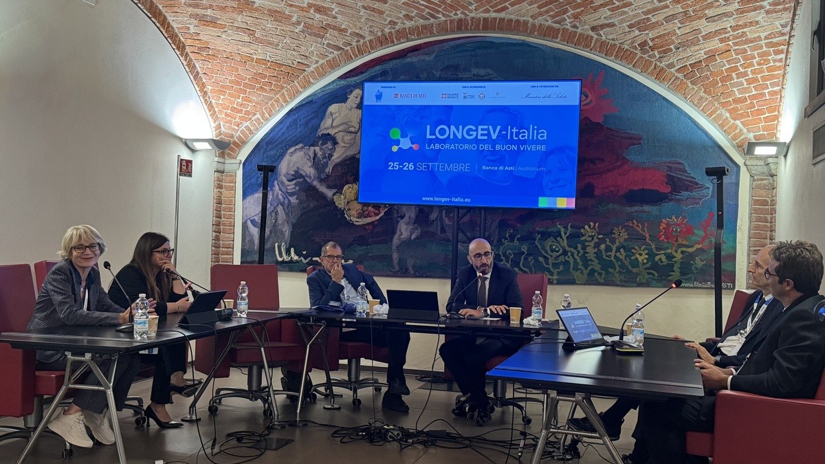 https://www.varesenoi.it/fileadmin/archivio/lavocedialba/2026/10/longevitalia_26_9_2026_bancadiasti_salaconferenza.jpeg