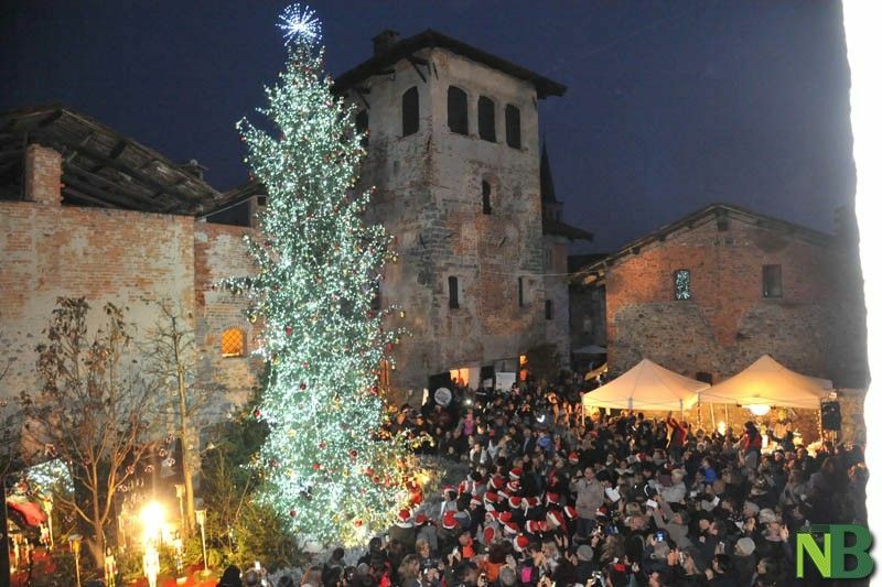 https://www.varesenoi.it/fileadmin/archivio/newsbiella/2025/11/30-11-19_accensione_albero_borgo_babbo_natale__1__05.jpg