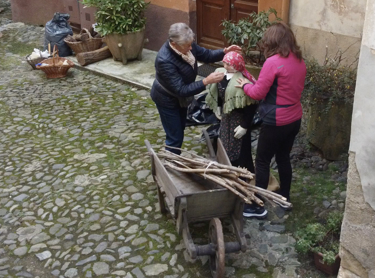 https://www.varesenoi.it/fileadmin/archivio/newsbiella/2025/11/Preparazione_statue_Presepe_Gigante.jpg