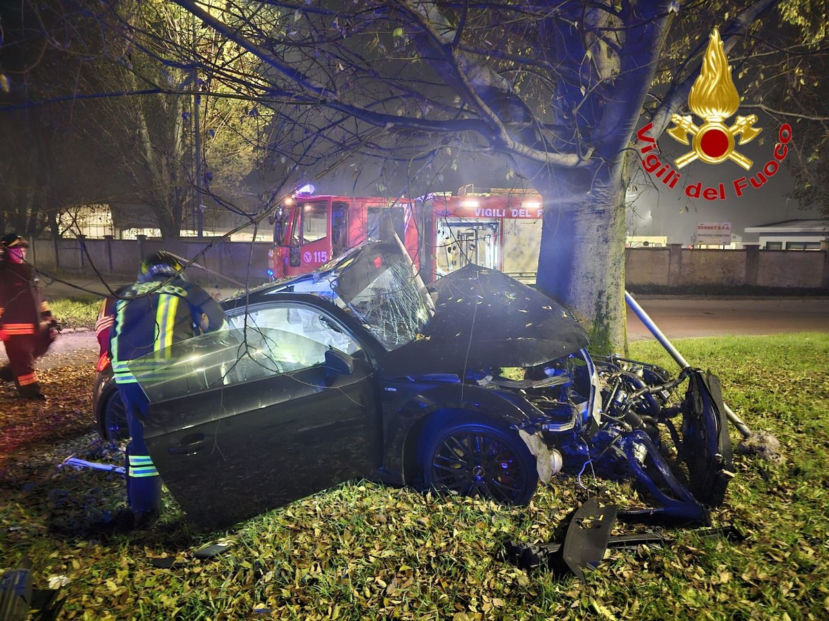 FOTO. Auto si schianta contro un albero: ragazzo di 29 anni ferito a ...