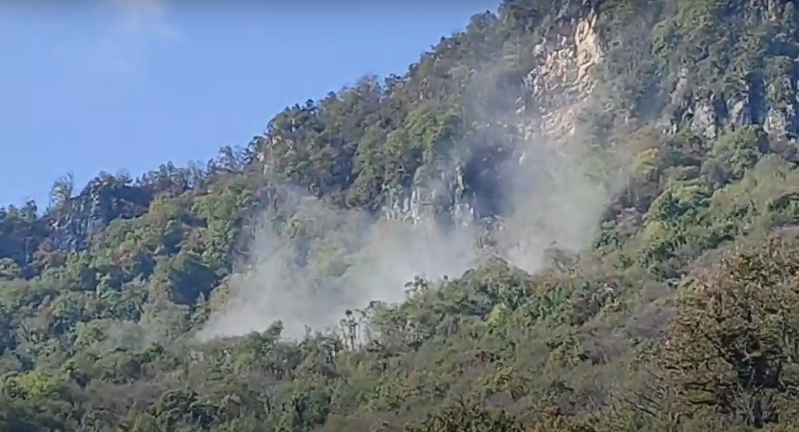 video-paura-a-bisuschio-cede-una-porzione-di-roccia-del-monte-rho