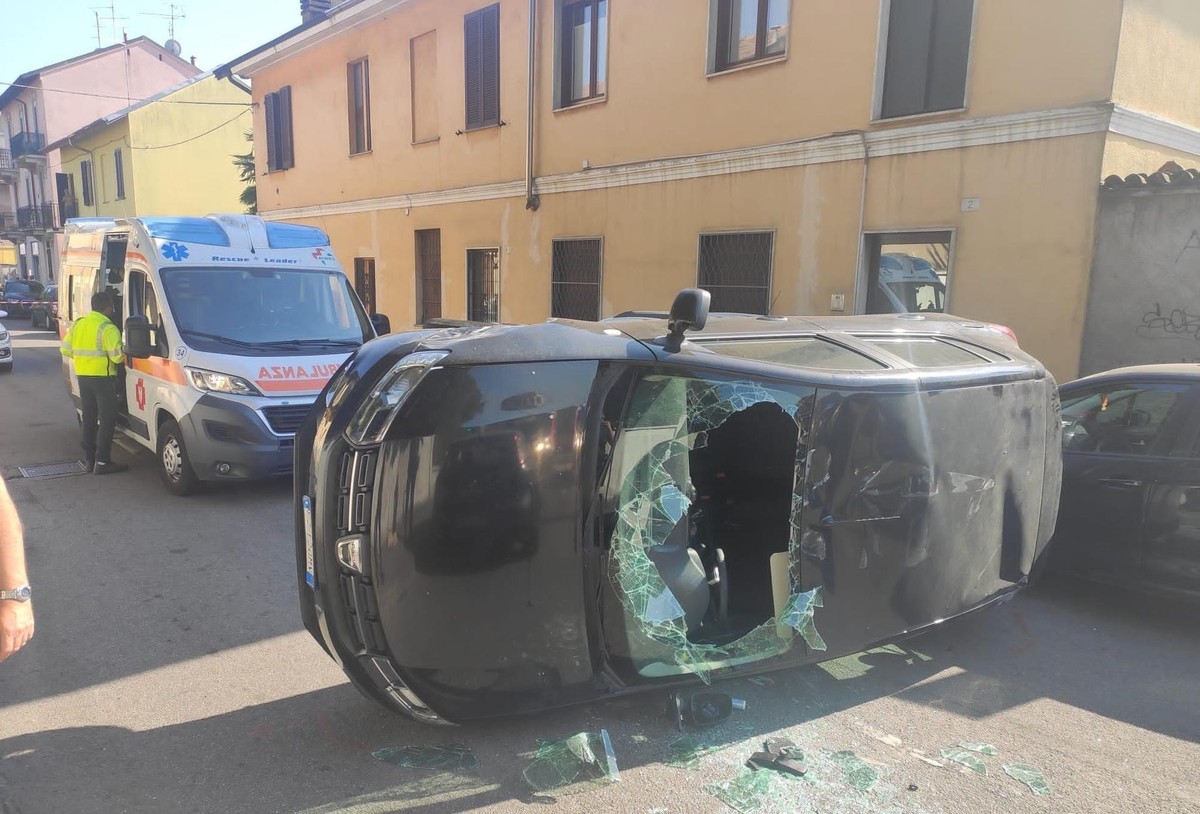 https://www.varesenoi.it/fileadmin/archivio/varesenoi/2025/06/auto_ribaltata_via_Corridoni.jpeg