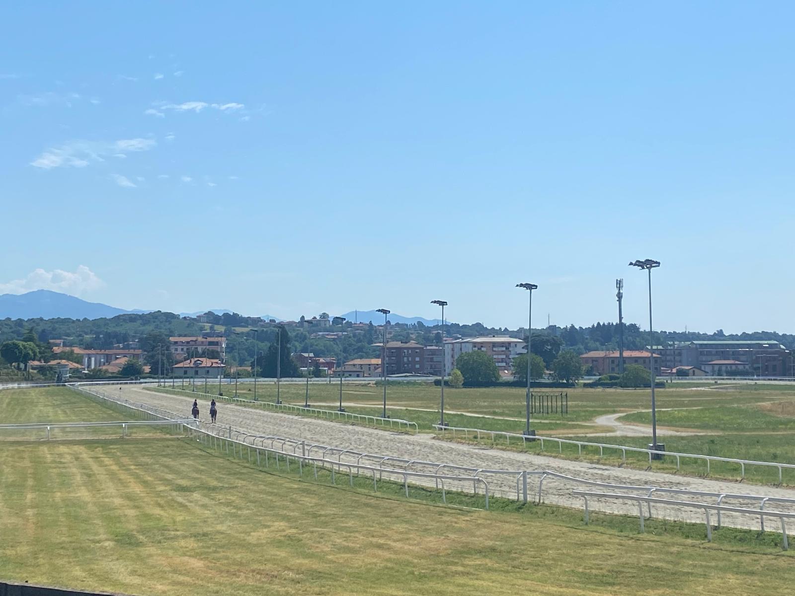 https://www.varesenoi.it/fileadmin/archivio/varesenoi/2025/07/ippodromo_le_Bettole.jpeg