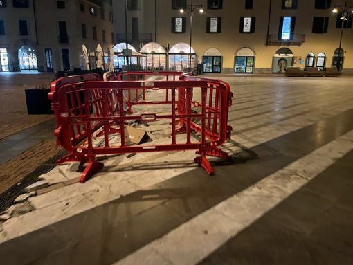 Le transenne posizionate nel 2024 intorno alle lastre sollevate Le transenne posizionate nel 2024 intorno alle lastre sollevate