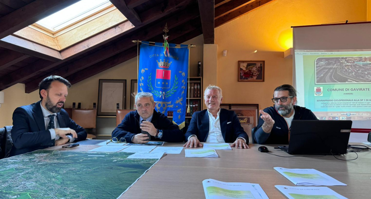 https://www.varesenoi.it/fileadmin/archivio/varesenoi/2025/11/GavirateConf.StampaSindacoMagrini.jpg