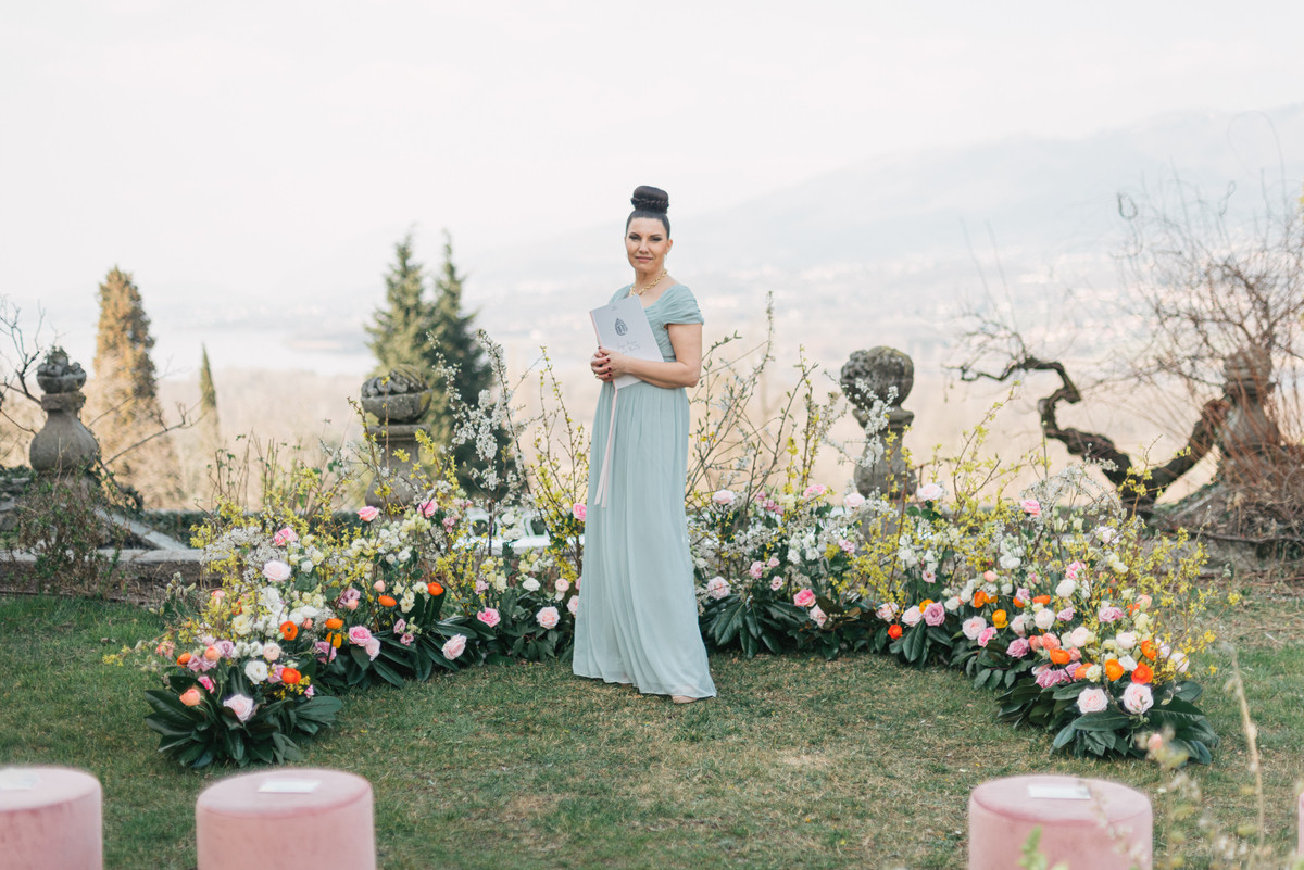 https://www.varesenoi.it/fileadmin/archivio/varesenoi/2025/12/Cerimonie_Laiche-celebrant_umanist_ludovina_matteazzi-PH-rossella-putino-villa_orsi.jpg