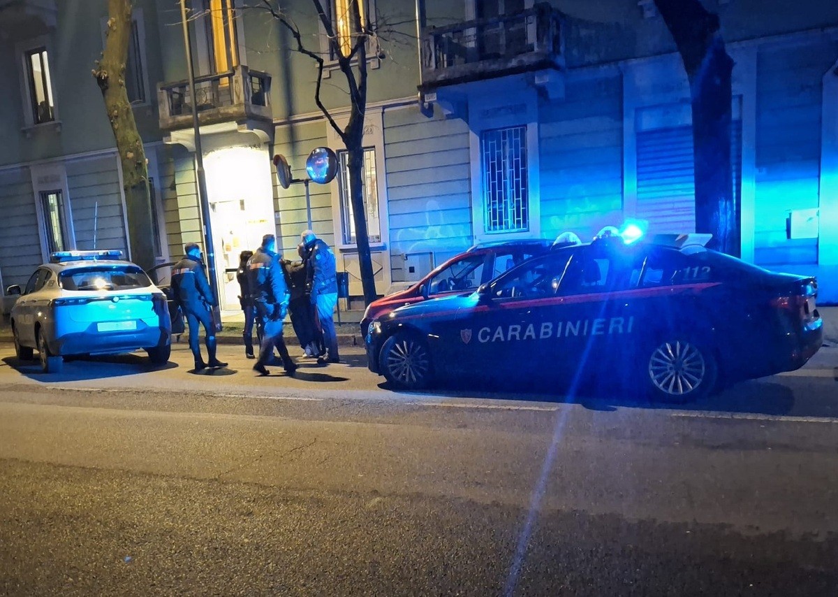 https://www.varesenoi.it/fileadmin/archivio/varesenoi/2026/02/Carabinieri_e_Polizia_in_viale_Lombardia.jpeg