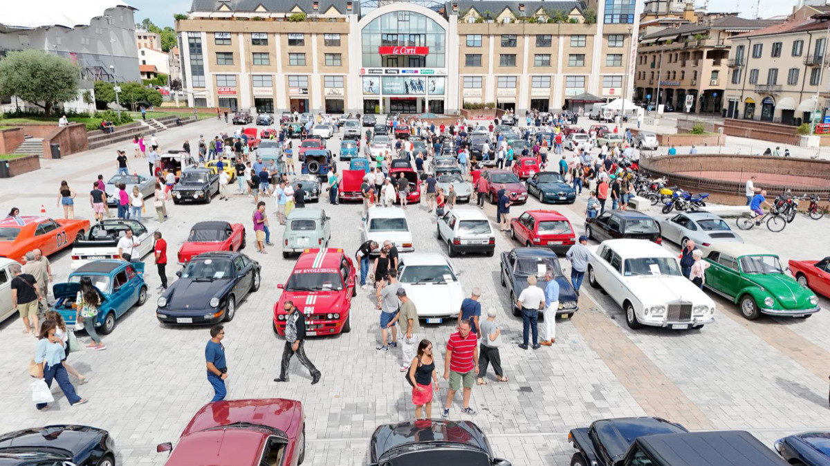 https://www.varesenoi.it/fileadmin/archivio/varesenoi/2026/03/VareseAutodepocaMitiche_in_Piazza_2025_7.jpg