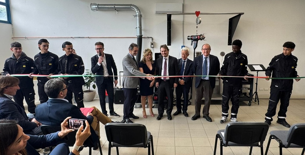 https://www.varesenoi.it/fileadmin/archivio/varesenoi/2026/05/CFP_di_Tradate_Agenzia_Formativa_della_Provincia_di_Varese_laboratorio_saldatura_tubo-piastra_1.jpeg