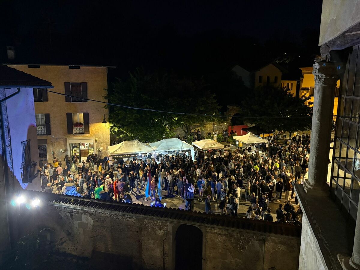 https://www.varesenoi.it/fileadmin/archivio/varesenoi/2026/05/CastiglioneOlonaCentroSeraGente.jpg