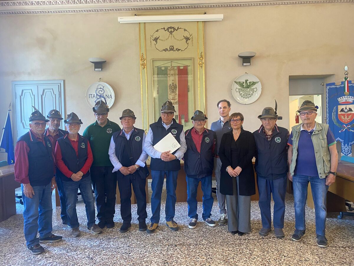 https://www.varesenoi.it/fileadmin/archivio/varesenoi/2026/05/alpini_Laveno.jpeg