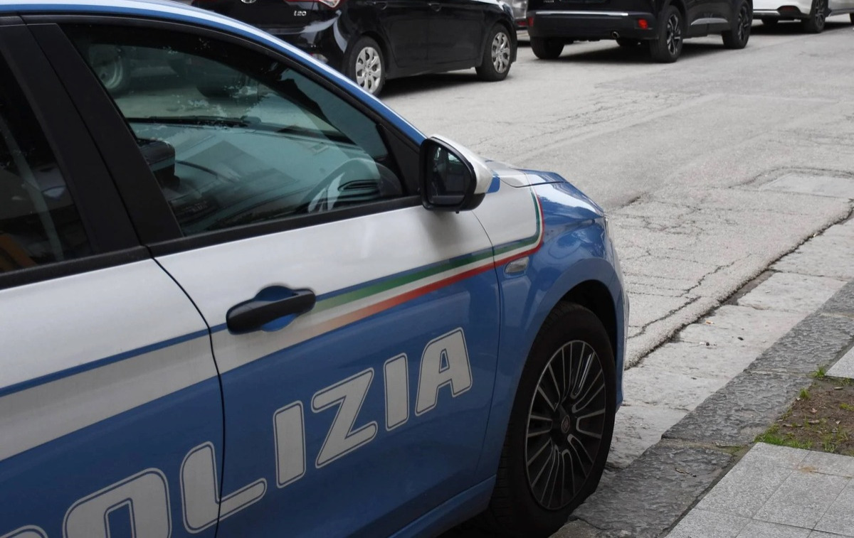 https://www.varesenoi.it/fileadmin/archivio/varesenoi/2026/05/automobile_polizia_ipa_accoltellato.jpeg.jpeg