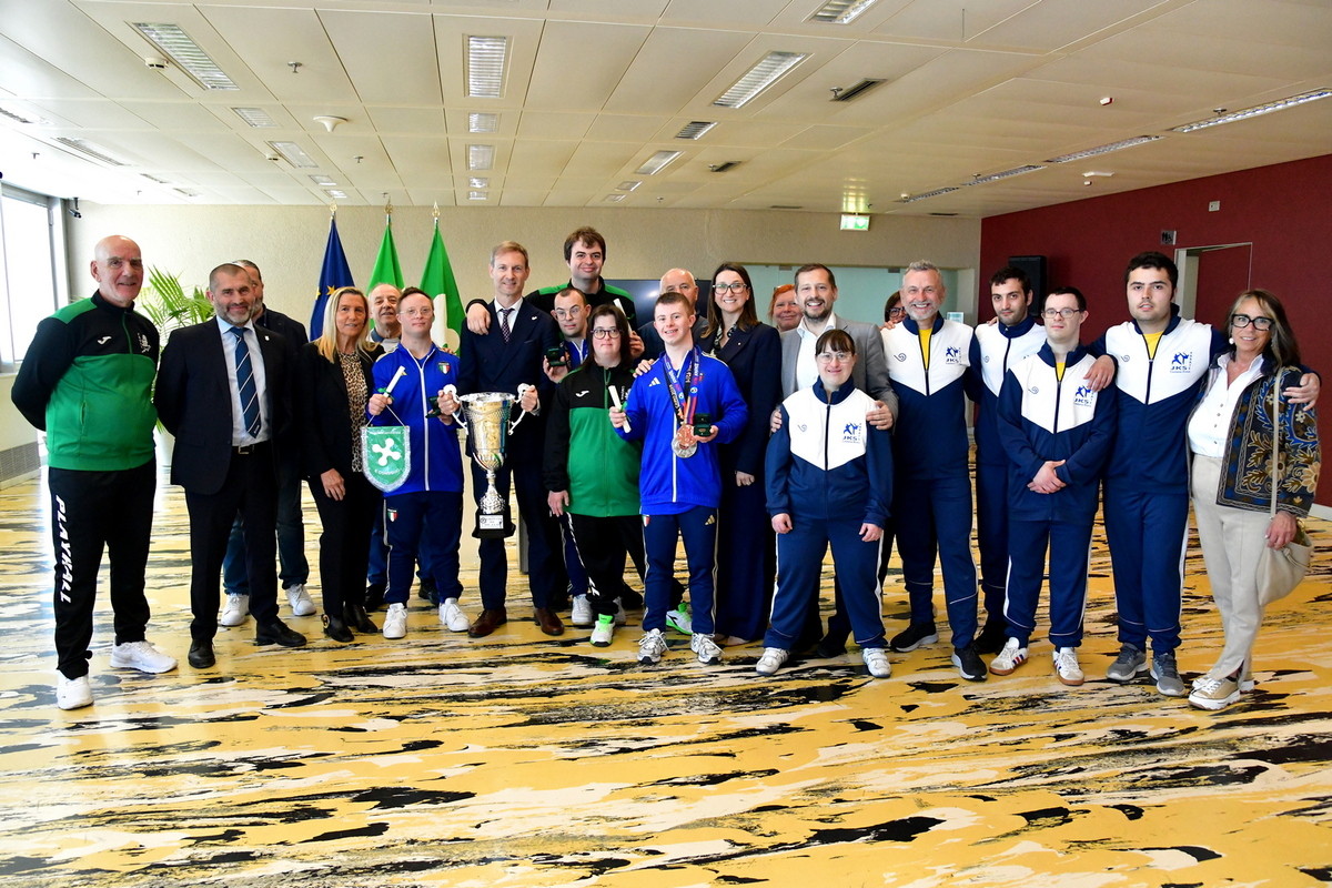 https://www.varesenoi.it/fileadmin/archivio/varesenoi/2026/05/premiazioni_1.JPG