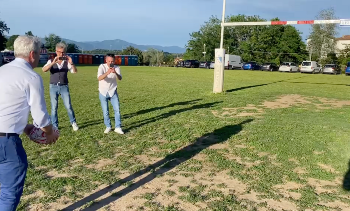 VIDEO e FOTO. Il sindaco calcia tra i pali l'ovale che dà inizio alla Festa del Rugby 2026. Buon divertimento, Varese