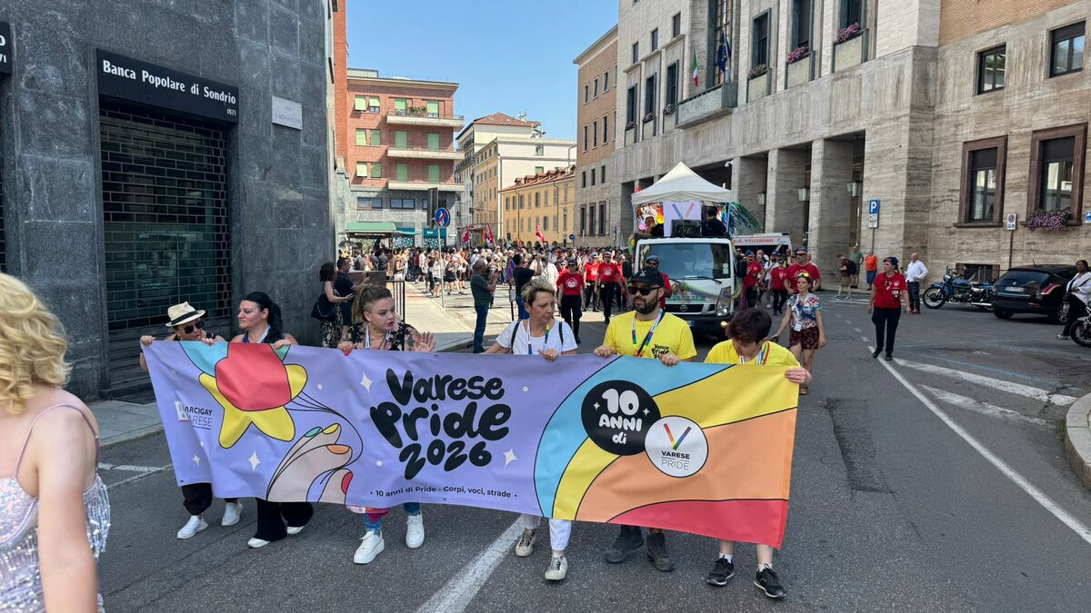 VIDEO. Nemmeno il sole cocente batte il Varese Pride: via al corteo tra la folla e mille colori