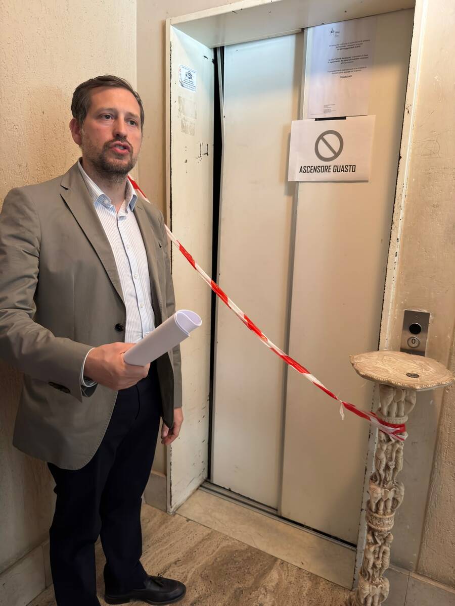 Ascensore fermo da 4 mesi, la Lega in via Valverde: «Qui ostaggi del Comune»