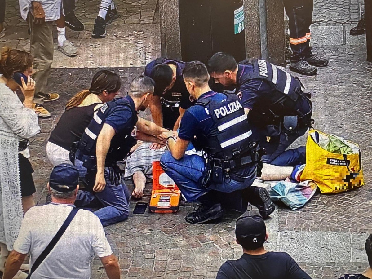 Grave e improvviso malore per una donna di 80 anni in piazza San Giuseppe, salvata per miracolo da un poliziotto
