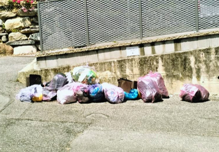 Fototrappole a Varese, chi abbandona rifiuti viene (giustamente) beccato: in 6 mesi 200 procedimenti aperti
