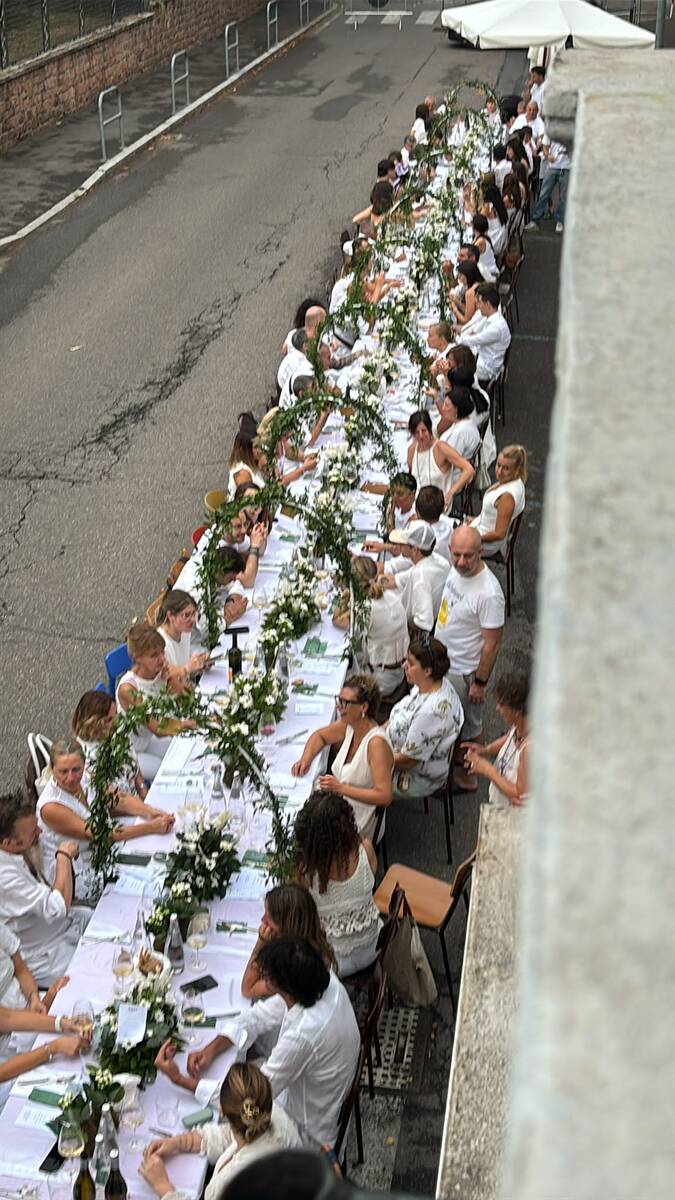 FOTO. Varese, sei bellissima: quella tavolata in bianco a Casbeno è un inno al gusto, alla semplicità e al piacere di stare assieme