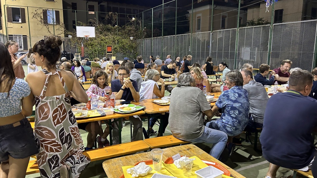 https://www.varesenoi.it/fileadmin/archivio/varesenoi/2026/08/Campo_basket_tavoli.jpg