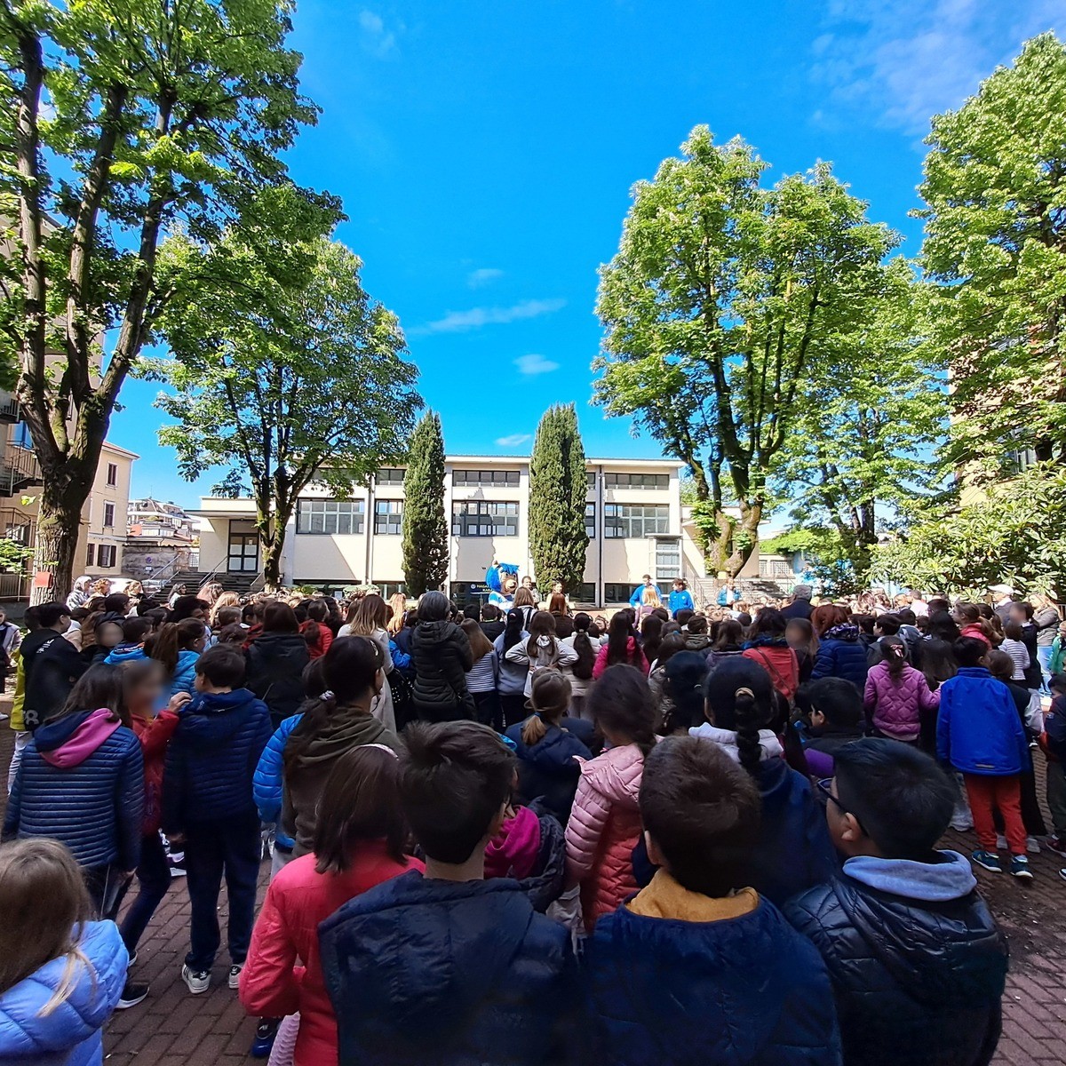 https://www.varesenoi.it/fileadmin/archivio/varesenoi/2026/08/Evento_nel_Cortile_Interno_della_Scuola_Tommaseo.jpg
