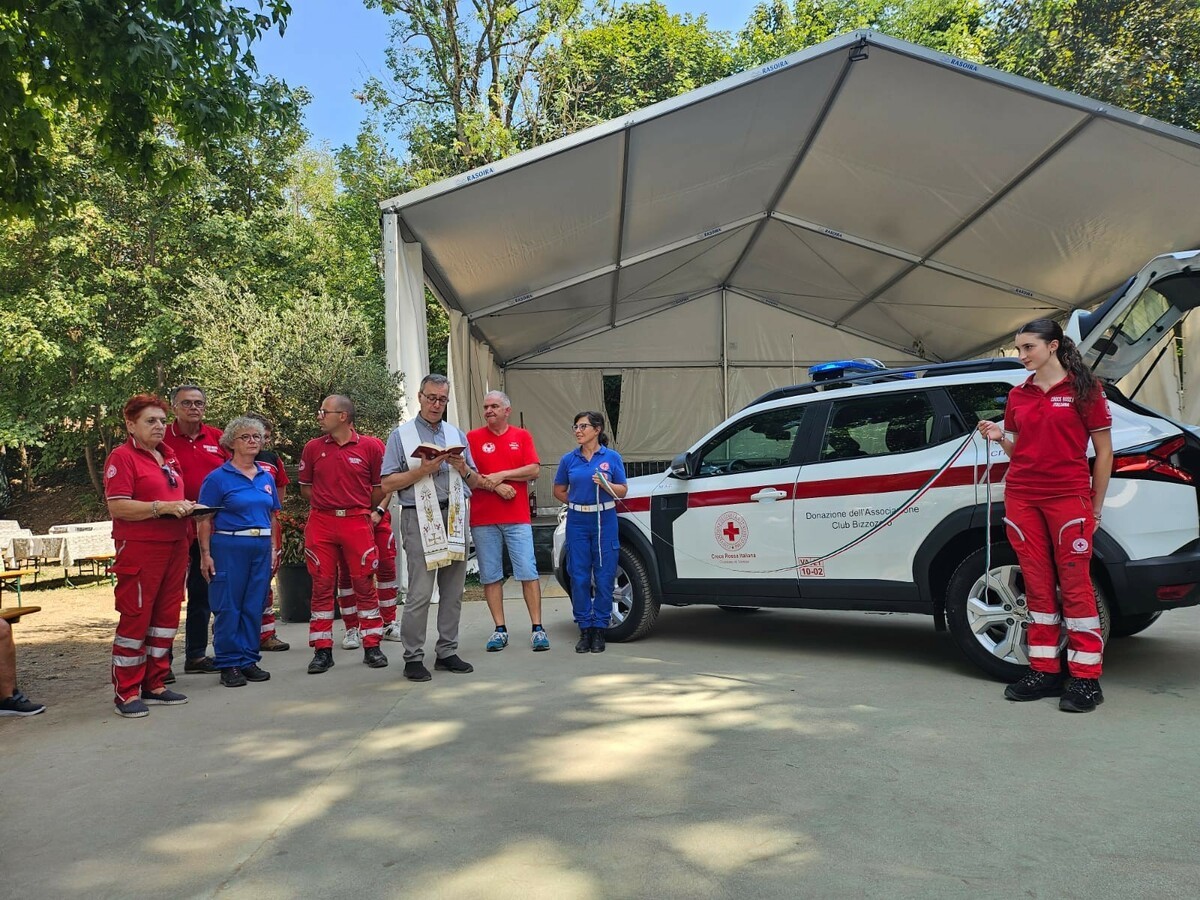 FOTO. Festa di Ferragosto a Bizzozero: il Club dona una nuova automedica attrezzata alla Croce Rossa di Varese