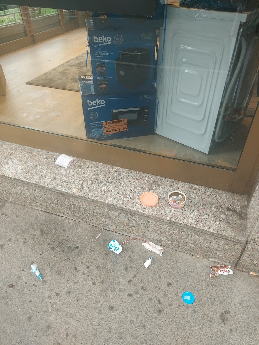 FOTO - Sporcizia in via Sanvito Silvestro: «Ogni giorno così...»