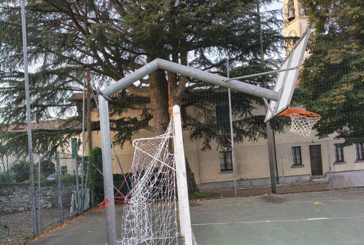 https://www.varesenoi.it/fileadmin/archivio/varesenoi/2026/09/ComerioVandalismoBasket.jpeg