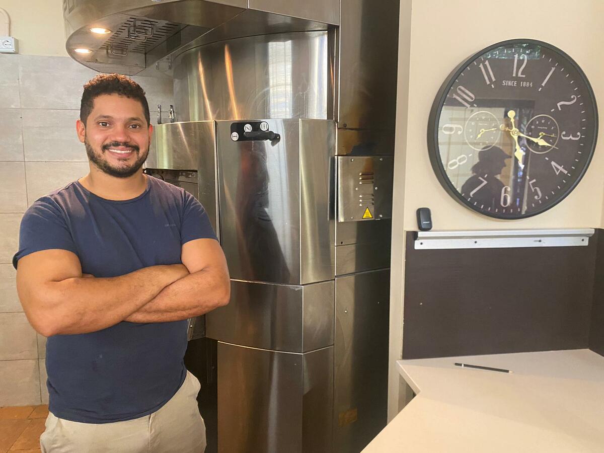 Da pizzaiolo a padrone di casa, Douglas torna a Biumo dove tutto nacque: «Raclette e pizza, compresa la "mattonella" con i bordi ripieni»