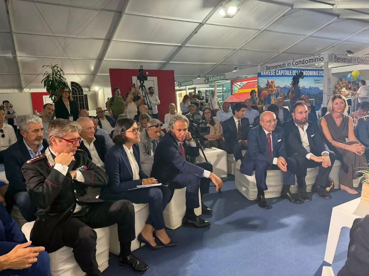 "Commercio in sicurezza", istituzioni, forze dell'ordine e operatori economici a confronto a Varese: «Prevenzione e conoscenza delle situazioni di rischio»